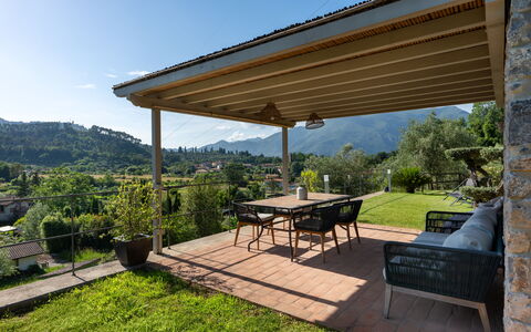 Villa Luxury Marignana: Pianta, Proprietà, Cielo, Tavolo, Costruzione, Shade, Albero, Lotto, Legna, Erba