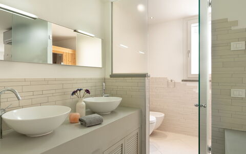 Villa Luxury Marignana: Specchio, Rubinetto, Lavello, Proprietà, Idraulico Fixture, Lavandino Del Bagno, Mobiletto Del Bagno, Bagno, Cabinetry, Interior Design