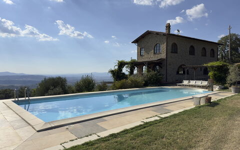 Villa Monticello: Cloud, Water, Plant, Sky, Building, Swimming Pool, Tree, House, Shade, Rectangle