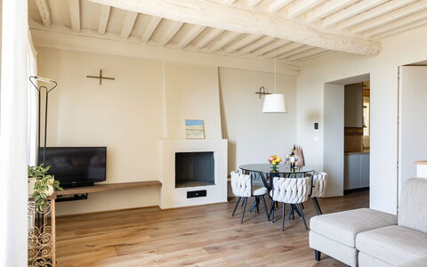 Casa Novecento: Proprietà, Mobilia, Divano, Legna, Televisione, Interior Design, Sala, Costruzione, Pavimento, Pavimentazione