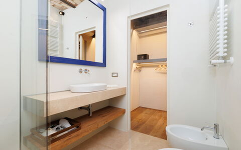 Casa Novecento: Specchio, Rubinetto, Idraulico Fixture, Lavello, Proprietà, Lavandino Del Bagno, Bagno, Interior Design, Architettura