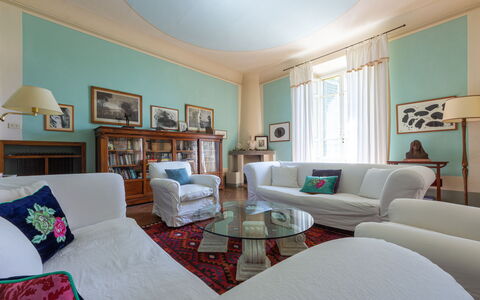 Castello Di Quarate: Mobilia, Cornice, Azzurro, Divano, Soggiorno, Tavolo, Interior Design, Pavimento, Lampada, Comfort