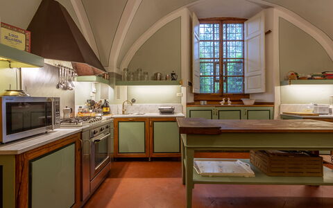 Castello Di Quarate: Proprietà, Cabinetry, Mobilia, Controsoffitto, Finestra, Legna, Cucina, Elettrodomestico Da Cucina, Cucina Stufa, Illuminazione