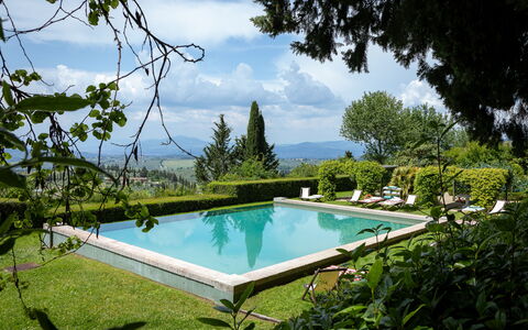 Castello Di Quarate: Acqua, Cielo, Pianta, Nube, Proprietà, Piscina, Natura, Albero, Paesaggio Naturale, Tempo Libero