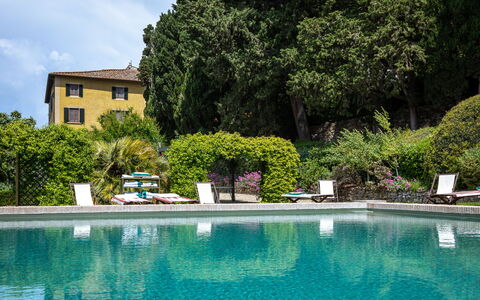 Castello Di Quarate: Acqua, Pianta, Costruzione, Cielo, Albero, Paesaggio Naturale, Sedia, Nube, Mobili Da Esterno, Piscina