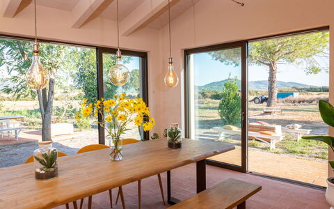 Podere San Fermo: Pianta, Tavolo, Proprietà, Mobilia, Legna, Shade, Fiore, Interior Design, Albero, Finestra