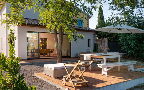 Podere San Fermo: Pianta, Proprietà, Mobilia, Tavolo, Costruzione, Shade, Manto Stradale, Architettura, Albero, Mobili Da Esterno