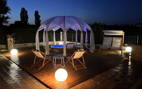 Villa Castelnuovo: Cielo, Mobilia, Costruzione, Luce, Tavolo, Illuminazione, Mobili Da Esterno, Shade, Sedia, Tenda
