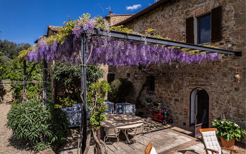 Monticchiello Apartment With Garden, Wifi, Pienza,: Pianta, Proprietà, Finestra, Cielo, Fiore, Nube, Costruzione, Azzurro, Viola, Casa