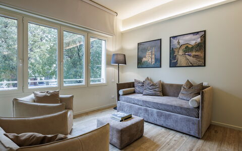 Betty Florence Charming Modern Apartment Near Piaz: Divano, Proprietà, Mobilia, Cornice, Legna, Interior Design, Illuminazione, Finestra, Pavimento, Shade