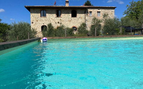 Lina - Podere Ribatti - Casole D'elsa, Toscana: Acqua, Costruzione, Cielo, Pianta, Piscina, Natura, Albero, Tempo Libero, Casa, Nube