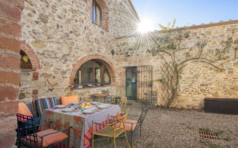 Lina - Podere Ribatti - Casole D'elsa, Toscana: Tavolo, Proprietà, Cielo, Mobilia, Finestra, Costruzione, Sedia, Interior Design, Pianta, Tavolo Esterno