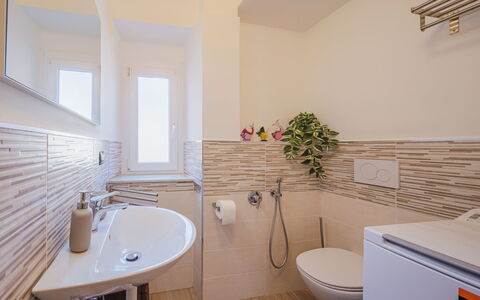 Zia Anna: Marrone, Specchio, Idraulico Fixture, Proprietà, Lavello, Rubinetto, Lavandino Del Bagno, Costruzione, Bagno, Pianta