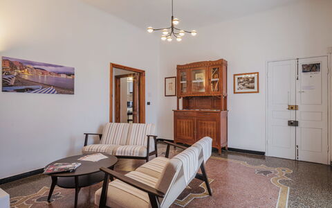 Zia Anna: Cornice, Proprietà, Cabinetry, Legna, Costruzione, Interior Design, Illuminazione, Pavimento, Pavimentazione, Cassetto