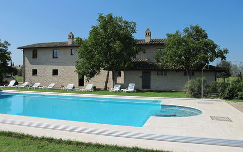 Villa Assisi: Sky, Water, Plant, Building, Tree, Shade, Grass, Rectangle, Leisure, Composite Material