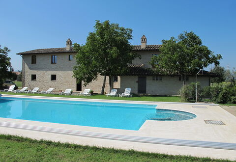 Villa Assisi: Sky, Water, Plant, Building, Tree, Shade, Grass, Rectangle, Leisure, Composite Material