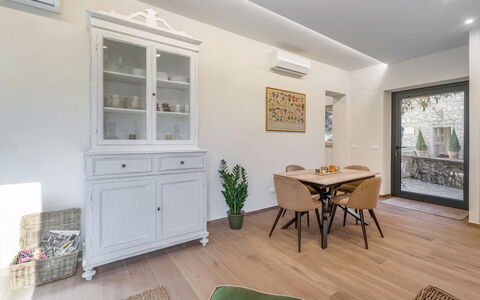 Il Nespolo Charming Apartment Fonterutoli - Siena,: Cornice, Proprietà, Mobilia, Legna, Pianta, Costruzione, Interior Design, Tavolo, Pavimentazione, Pianta Della Casa
