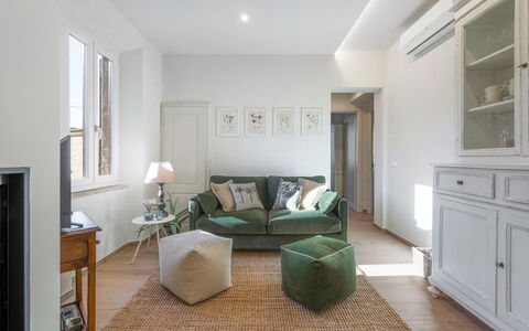 Il Nespolo Charming Apartment Fonterutoli - Siena,: Mobilia, Proprietà, Cabinetry, Comfort, Legna, Cornice, Interior Design, Pavimento, Cassetto, Pavimentazione