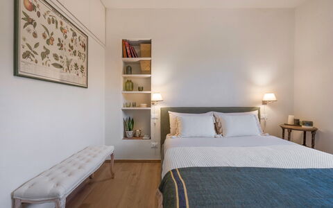 Il Nespolo Charming Apartment Fonterutoli - Siena,: Mobilia, Proprietà, Legna, Comfort, Tessile, Interior Design, Pavimento, Parete, Latifoglie, Mensola