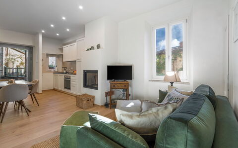 Il Nespolo Charming Apartment Fonterutoli - Siena,: Tavolo, Mobilia, Cornice, Divano, Proprietà, Interior Design, Costruzione, Legna, Comfort, Illuminazione