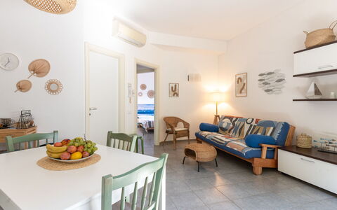 Il Giglio: Tavolo, Mobilia, Cornice, Decorazione, Illuminazione, Arancia, Interior Design, Costruzione, Legna, Soggiorno