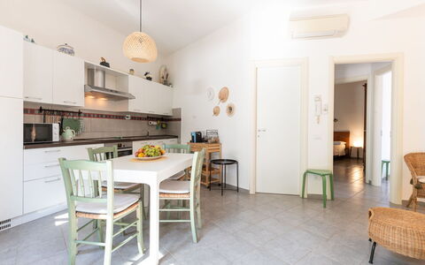 Il Giglio: Tavolo, Mobilia, Proprietà, Sedia, Costruzione, Legna, Interior Design, Cabinetry, Pavimento, Pavimentazione