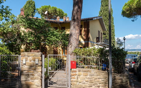 Il Giglio: Cielo, Pianta, Proprietà, Costruzione, Albero, Zona Residenziale, Tempo Libero, Shade, Paesaggio, Facciata