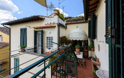 Residenza Del Desco: Plant, Sky, Window, Building, Azure, Flowerpot, Cloud, Wood, Houseplant, Neighbourhood