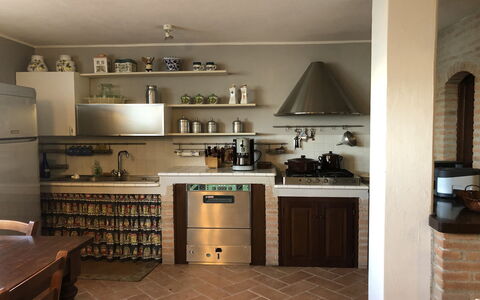 Villa Carsuga: Proprietà, Mobilia, Cabinetry, Elettrodomestico Da Cucina, Cucina, Controsoffitto, Cucina Stufa, Elettrodomestico, Legna, Scaffalature