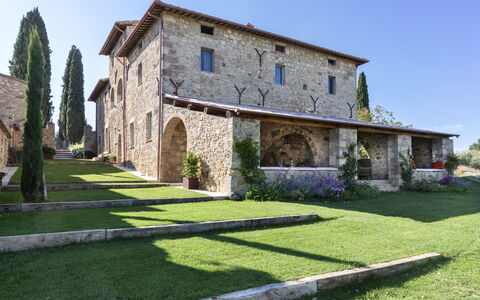 Villa Della Regina: Sky, Plant, Building, Window, Tree, Grass, Cottage, House, Real Estate, Facade