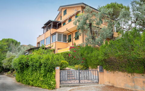 Montescudaio 300: Mobilia, Cucina & Sala Da Pranzo Tavolo, Sedia, Pavimento, Mare, Balcone, Oceano, Ricorrere, Eco Hotel, Sala Da Pranzo