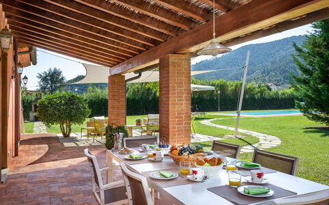 Le Vigne 4: Tavolo, Pianta, Mobilia, Tavola, Proprietà, Vaso Di Fiori, Sedia, Shade, Interior Design, Mobili Da Esterno