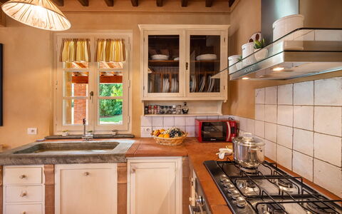 Le Vigne 4: Controsoffitto, Cabinetry, Proprietà, Lavandino Della Cucina, Lavello, Cucina, Cucina Stufa, Rubinetto, Stufa A Gas, Legna