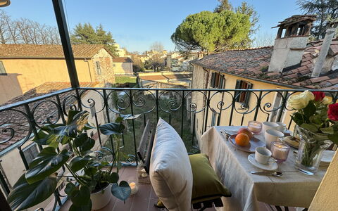 Casa Toto: Mobilia, Sedia, Balcone, Mobili Da Esterno, Tavolo Esterno, Pianta Della Casa, Shade, Terrazza, Tavolino Da Caffè, Lampada