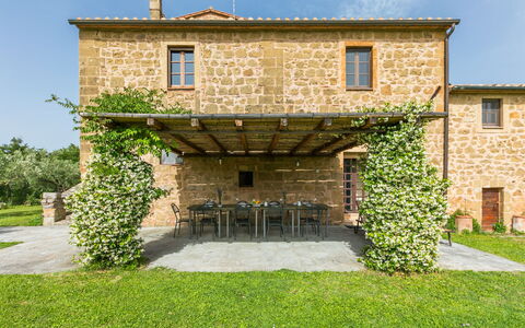 Il Piccione: Mobilia, Proprietà, Cielo, Costruzione, Finestra, Tavolo, Legna, Shade, Sedia, Portico