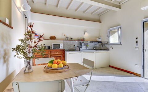 Marciana 210: Tavolo, Mobilia, Proprietà, Cabinetry, Controsoffitto, Finestra, Cibo, Interior Design, Legna, Costruzione