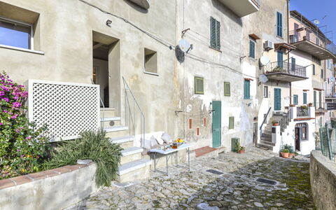 Marciana 210: Pianta, Costruzione, Finestra, Proprietà, Urban Design, Quartiere, Zona Residenziale, Manto Stradale, Cielo, Casa