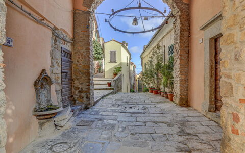 Marciana 210: Pianta, Costruzione, Cielo, Azzurro, Vaso Di Fiori, Pianta Della Casa, Manto Stradale, Casa, Vicolo, Pavimentazione