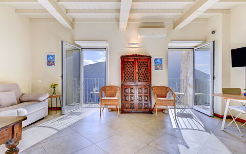 Marciana 210: Mobilia, Proprietà, Tavolo, Legna, Interior Design, Illuminazione, Sedia, Cornice, Porta, Pavimentazione