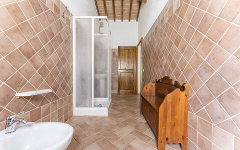 Podere Marcigliana - Radicondoli: Specchio, Proprietà, Rubinetto, Idraulico Fixture, Lavello, Costruzione, Bagno, Legna, Lavandino Del Bagno, Interior Design