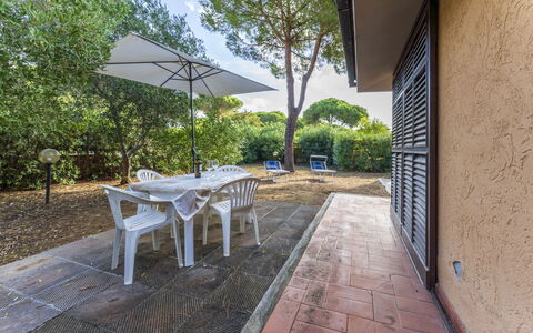 Giannella Apartment - Orbetello, Toscana: Pianta, Proprietà, Costruzione, Mobilia, Tavolo, Natura, Shade, Albero, Mobili Da Esterno, Architettura
