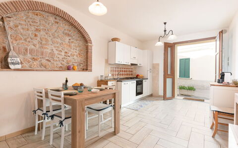 La Casetta dei Pescatori: Cielo, Mobilia, Proprietà, Tavolo, Costruzione, Sedia, Shade, Interior Design, Mobili Da Esterno, Finestra