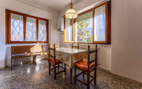 Casa Vacanza Mais - Camaiore, Toscana: Window, Property, Furniture, Wood, Table, Rectangle, Interior Design, Flooring, Floor