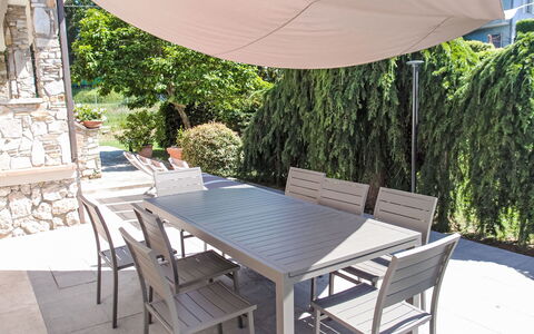 Giardino del Sole: Tavolo, Mobilia, Proprietà, Sedia, Shade, Tavolo Esterno, Mobili Da Esterno, Legna, Interior Design, Pianta