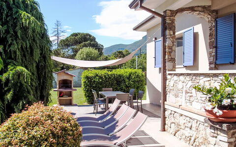 Giardino del Sole: Pianta, Cielo, Costruzione, Finestra, Nube, Pianta Della Casa, Vaso Di Fiori, Shade, Manto Stradale, Casa