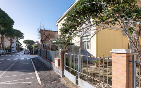 Angela: Proprietà, Costruzione, Pianta, Cielo, Manto Stradale, Recinzione, Albero, Architettura, Urban Design, Casa