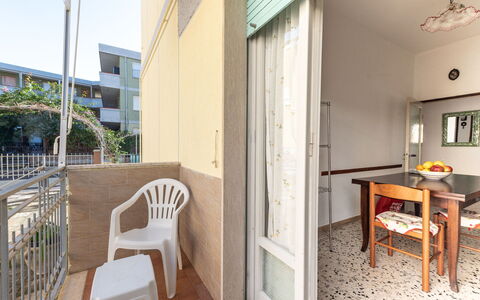 Angela: Mobilia, Costruzione, Tavolo, Sedia, Legna, Interior Design, Shade, Cielo, Pavimento, Parete