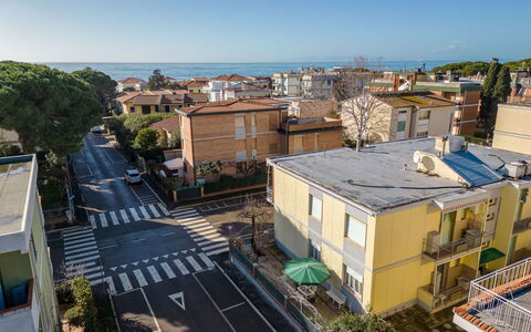 Angela: Cielo, Giorno, Costruzione, Proprietà, Finestra, Pianta, Urban Design, Casa, Quartiere, Paesaggio Urbano