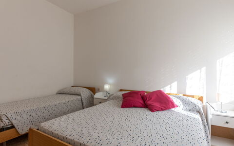 Angela: Mobilia, Proprietà, Comfort, Legna, Tessile, Shade, Arancia, Letto, Pavimento, Pavimentazione