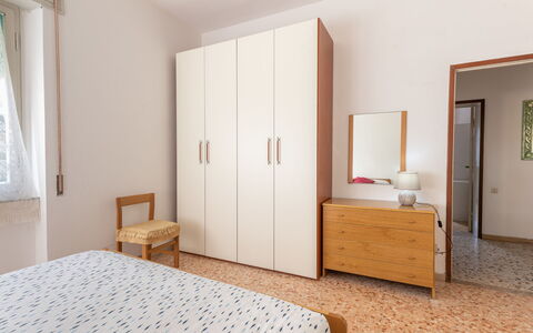 Angela: Mobilia, Proprietà, Comfort, Costruzione, Azzurro, Cabinetry, Legna, Tessile, Interior Design